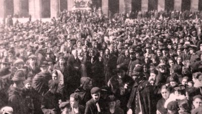 A compostelá Praza do Obradoiro o 25 de xullo de 1920 nunha imaxe de Ksado que o editor Henrique Alvarellos publica nun seu artigo para La Voz de Galicia